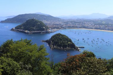 San Sebastian şehri ve Santa Clara Adası 'nın panoramik manzarası Igueldo Dağı perspektifinden