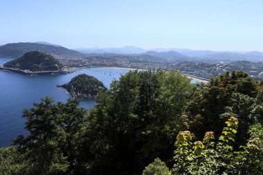 San Sebastian şehri ve Santa Clara Adası 'nın panoramik manzarası Igueldo Dağı perspektifinden