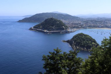 San Sebastian şehri ve Santa Clara Adası 'nın panoramik manzarası Igueldo Dağı perspektifinden