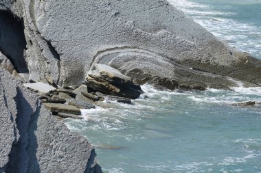 Bask ülkesindeki Unesco Global Geopark 'ın güzel ve renkli Flysch oluşumları