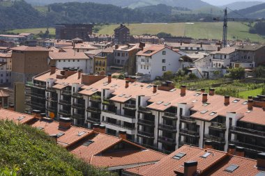 Zumaia, Gipuzkoa, İspanya - 13 Ağustos 2023: Dağlarla çevrili Zumaia şehrinin panoramik manzarası