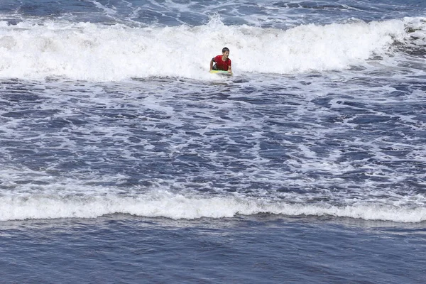 Zumaia Gipuzkoa Španělsko Srpna 2023 Surfaři Užívají Pěkného Počasí Pláži — Stock fotografie