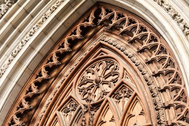 Bilbao, İspanya - 15 Ağustos 2023: Aziz James Havarisi 'ne adanmış Bilbao Katedrali-Kilisesi' nin güzel oyulmuş ahşap kapı Gotik tarzı