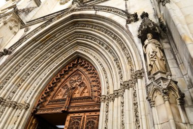 Bilbao, İspanya - 15 Ağustos 2023: Aziz James Havarisi 'ne adanmış Bilbao Katedrali-Kilisesi' nin güzel oyulmuş ahşap kapı Gotik tarzı