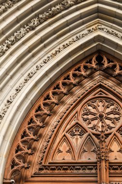 Bilbao, İspanya - 15 Ağustos 2023: Aziz James Havarisi 'ne adanmış Bilbao Katedrali-Kilisesi' nin güzel oyulmuş ahşap kapı Gotik tarzı