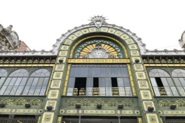 Bilbao, İspanya - 13 Ağustos 2023 Bilbao La Concordia tren istasyonunun güzel ve klasik cephesi