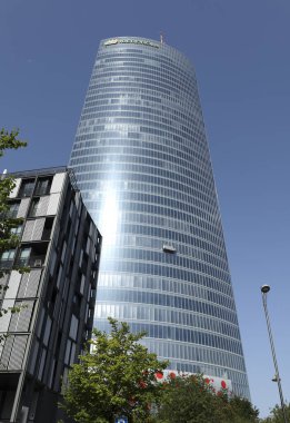 Bilbao, Biscay, İspanya 13 Ağustos 2023: güneşli bir günde Bilbao şehrinde modern ve yüksek binalar