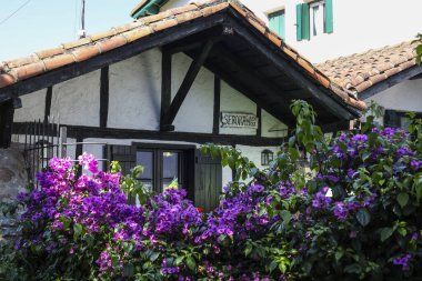 Hondarribia, Gipuzkoa, İspanya - 14 Ağustos 2023: Fransız sınırı yakınlarındaki küçük bir kasaba olan Hondarribia 'da geleneksel basklı evler