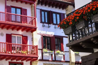 Hondarribia 'da geleneksel Bask evleri, Fransa sınırına yakın küçük bir kasaba.