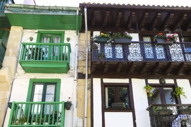 Hondarribia, Gipuzkoa, İspanya - 14 Ağustos 2023: Fransız sınırı yakınlarındaki küçük bir kasaba olan Hondarribia 'da geleneksel basklı evler