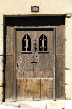 Hondarribia, Gipuzkoa, İspanya - 14 Ağustos 2023: Siyah işlemeli detaylar ve Hondarribia 'da klasik kapı tokmağı olan eski ahşap kapı