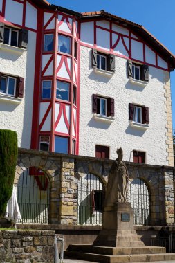 Hondarribia, Gipuzkoa, İspanya... 14 Ağustos 2023: Hondarribia şehrindeki piskoposun güzel meydanı. Cristobal de Rojas Sandoval Meydanı 'nın ortasında taş heykel.