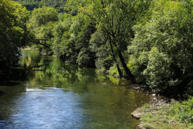 Bidasoa Nehri, İspanya 'nın Navarre kentindeki Fransız sınırı yakınlarındaki Bera kasabasından geçerken...
