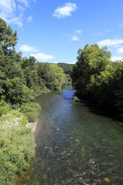 Bidasoa Nehri, İspanya 'nın Navarre kentindeki Fransız sınırı yakınlarındaki Bera kasabasından geçerken...