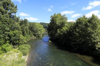 Bidasoa Nehri, İspanya 'nın Navarre kentindeki Fransız sınırı yakınlarındaki Bera kasabasından geçerken...