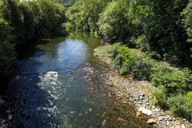 Bidasoa Nehri, İspanya 'nın Navarre kentindeki Fransız sınırı yakınlarındaki Bera kasabasından geçerken...