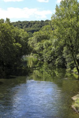 Bidasoa Nehri, İspanya 'nın Navarre kentindeki Fransız sınırı yakınlarındaki Bera kasabasından geçerken...