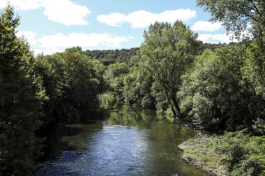 Bidasoa Nehri, İspanya 'nın Navarre kentindeki Fransız sınırı yakınlarındaki Bera kasabasından geçerken...