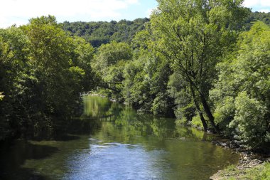 Bidasoa Nehri, İspanya 'nın Navarre kentindeki Fransız sınırı yakınlarındaki Bera kasabasından geçerken...