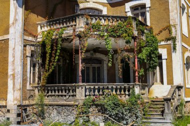 Bera, Navarre, İspanya - 13 Ağustos 2023: eski Bera kasabasındaki görkemli eski ev