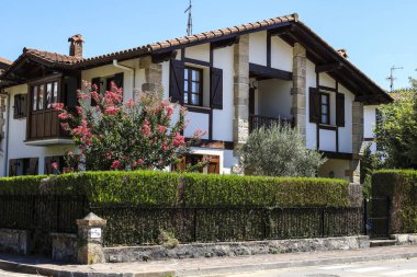 Bera, Navarre, İspanya - 13 Ağustos 2023: Fransa sınırına yakın İspanya 'da küçük bir köy olan Bera' da geleneksel yarı keresteli evler