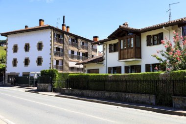 Bera, Navarre, İspanya - 13 Ağustos 2023: Fransa sınırına yakın İspanya 'da küçük bir köy olan Bera' da geleneksel yarı keresteli evler