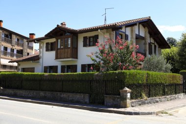 Bera, Navarre, İspanya - 13 Ağustos 2023: Fransa sınırına yakın İspanya 'da küçük bir köy olan Bera' da geleneksel yarı keresteli evler