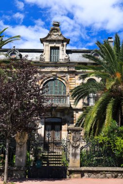 Bera, Navarre, İspanya - 13 Ağustos 2023: eski Bera kasabasında güzel bahçeli görkemli eski bir ev