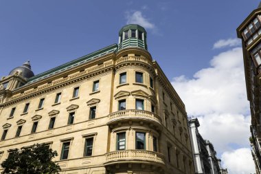 İspanya 'nın eski San Sebastian kasabasında klasik sokak lambasıyla görkemli ve eski cepheler.