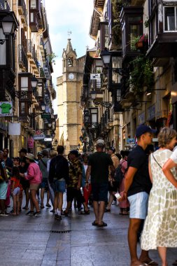 San Sebastian, Gipuzkoa, İspanya - 14 Ağustos 2023: San Sebastian 'ın merkezindeki tarihi evler ve caddeler