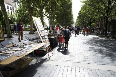 San Sebastian, Gipuzkoa, İspanya - 12 Ağustos 2023: Sanatçılar San Sebastian 'da bir sokak pazarında resim ve sanat eserleri satıyorlar