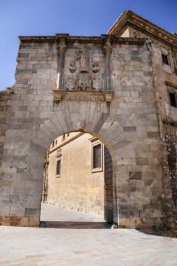 Orihuela, Alicante, İspanya - 13 Nisan 2023: Puerta de la Olma girişi Santo Domingo Diocesan Koleji ve Manastır