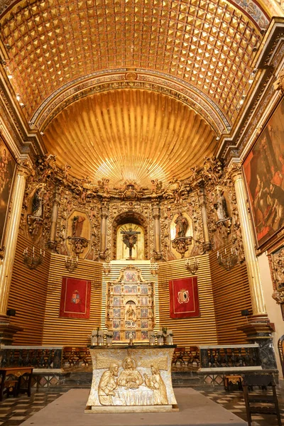 Orihuela, Alicante, İspanya - 13 Nisan 2023: Santo Domingo Diocesan Koleji ve Manastırı 'nın mimari detayları