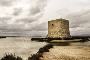 Santa Pola, Alicante, İspanya 'da tuz gölleriyle çevrili güzel Tamarit kulesi