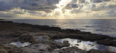 Sonbaharda plajda gün doğumu Santa Pola, Alicante, İspanya