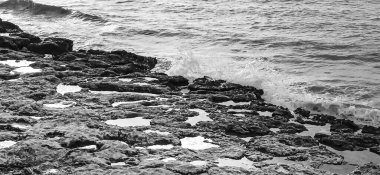 İspanya sahillerindeki su birikintilerinin yansımaları.