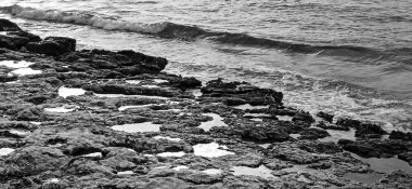 İspanya sahillerindeki su birikintilerinin yansımaları.