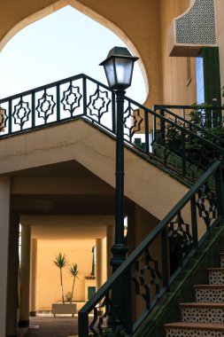 Santa Pola, Alicante, İspanya - 10 Ekim 2023: Alicante, İspanya kıyılarındaki Arap tarzı binanın mimari detayları