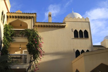 Santa Pola, Alicante, İspanya - 10 Ekim 2023: Alicante, İspanya kıyılarındaki Arap tarzı binanın mimari detayları