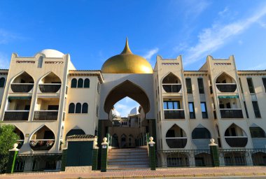 Santa Pola, Alicante, İspanya - 10 Ekim 2023: Alicante, İspanya kıyılarındaki Arap tarzı binanın mimari detayları