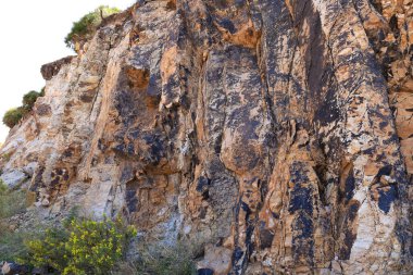 Rodalquilar, Almerya, İspanya 'daki bir dağın renkli volkanik kaya dokusu ve mineralleri