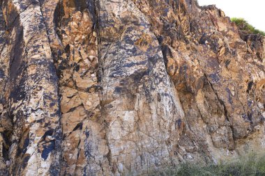 Rodalquilar, Almerya, İspanya 'daki bir dağın renkli volkanik kaya dokusu ve mineralleri