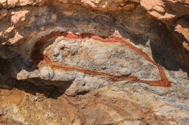 Rodalquilar, Almerya, İspanya 'daki bir dağın renkli volkanik kaya dokuları ve mineralleri. Jarosite ve Goethite ile Ignimbrite