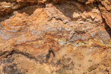 Rodalquilar, Almerya, İspanya 'daki bir dağın renkli volkanik kaya dokuları ve mineralleri. Jarosite ve Goethite ile Ignimbrite