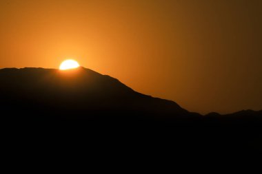 Güneş şafakla birlikte doğuyor Cabo de Gata 'da, Almerya, İspanya' da.