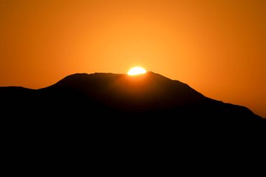 Güneş şafakla birlikte doğuyor Cabo de Gata 'da, Almerya, İspanya' da.