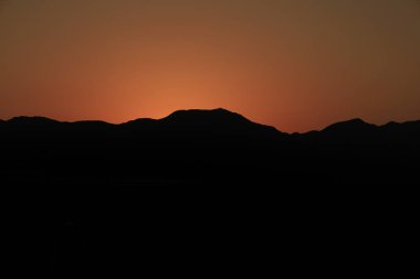 Güneş şafakla birlikte doğuyor Cabo de Gata 'da, Almerya, İspanya' da.