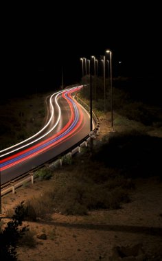 Geceleri Almerya 'daki arabalardan gelen hafif patikalarla