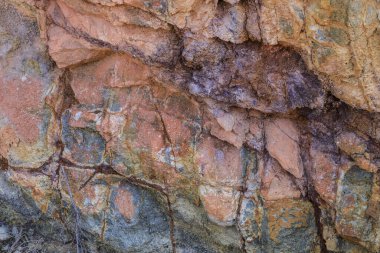 Rodalquilar, Almerya, İspanya 'daki bir dağın renkli volkanik kaya dokuları ve mineralleri. Jarosite ve Goethite ile Ignimbrite