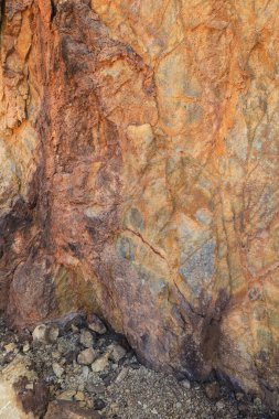 Rodalquilar, Almerya, İspanya 'daki bir dağın renkli volkanik kaya dokuları ve mineralleri. Jarosite ve Goethite ile Ignimbrite